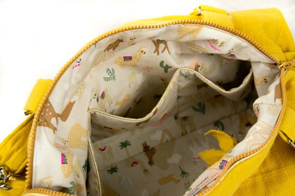 Présentation des poches intérieures du sac à langer jaune mooutarde.