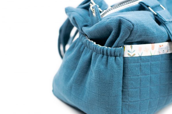 Gros plan sur la poche de côté du sac à langer bleu indigo.