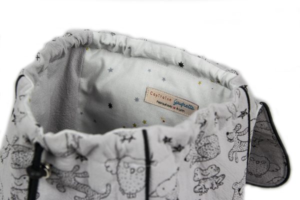 Vue de l'intérieur étoilée du sac à dos enfant ourson gris.