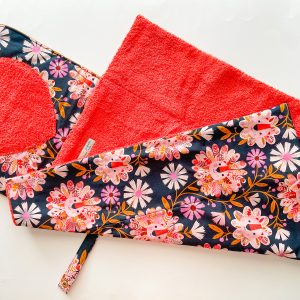 tapis à langer éponge corail et imprimé lionceaux fleuris